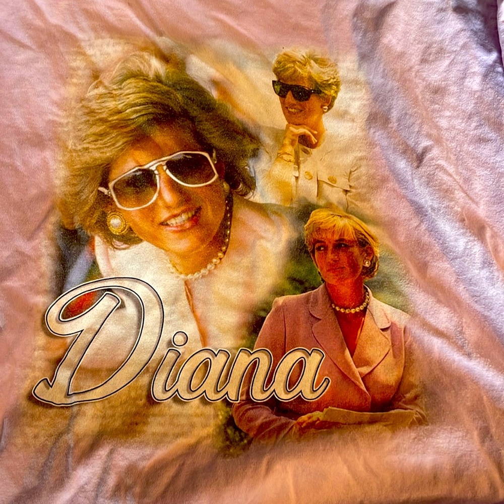 Large lady di tee shirt